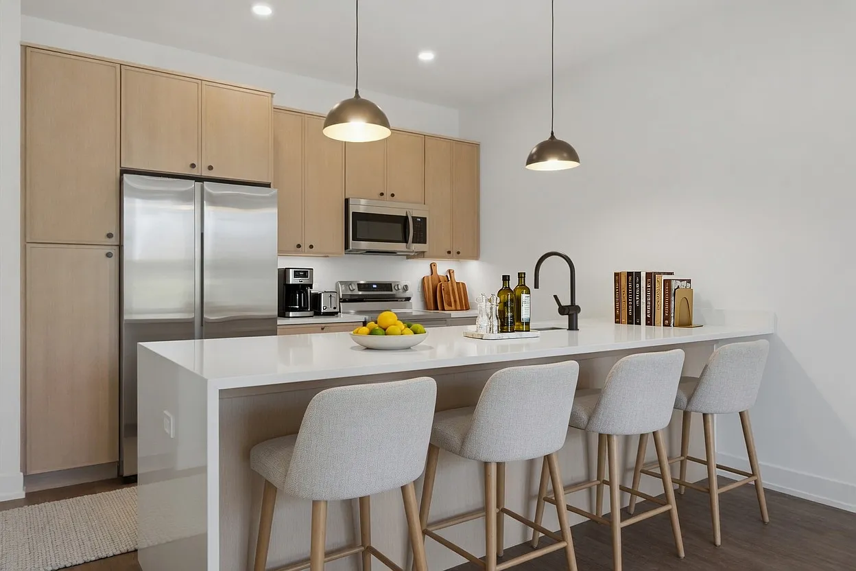 3 bed, 1500 sqft, $3,295 — Photo 3