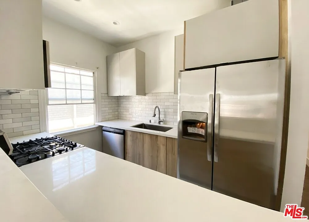 3 bed, 2.0 bath, 700 sqft, $3,300 — Photo 2
