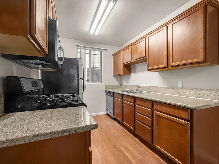 2356 Portland St — Photo 5