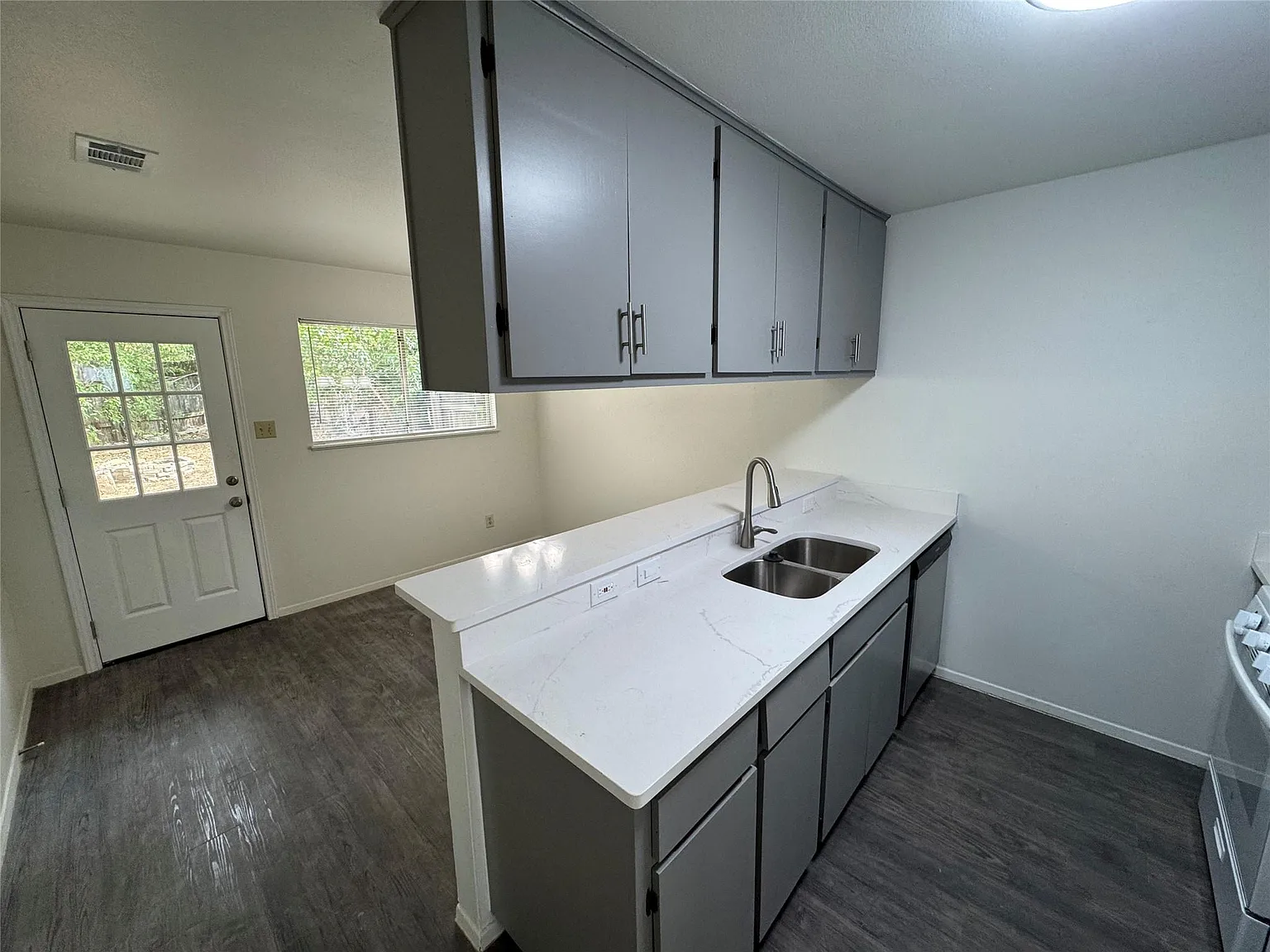 2 bed, 2.0 bath, 884 sqft, $1,395 — Photo 4