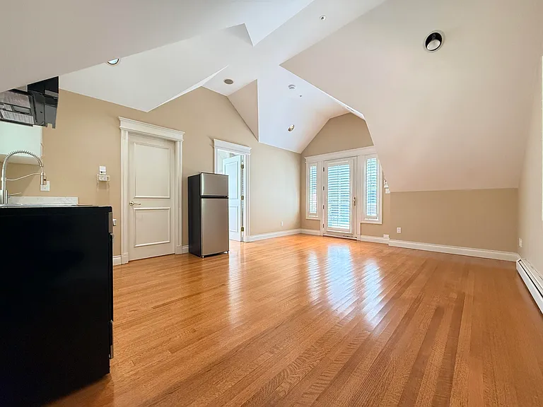 3637 Pine Cres #3 — Photo 3