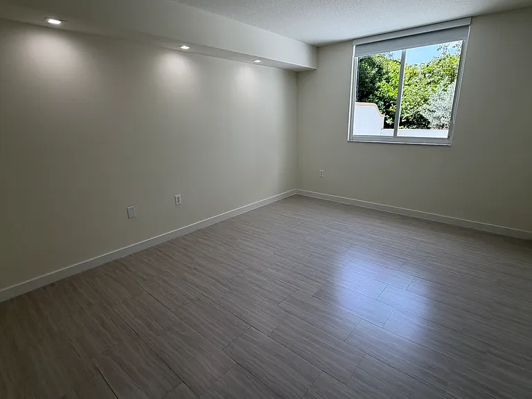 445 NE 39th St #121 — Photo 5