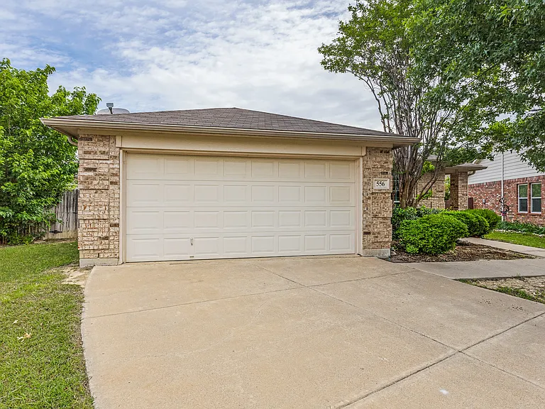 556 Winbridge Ln — Photo 3