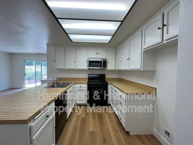 21812 Vintage St — Photo 10