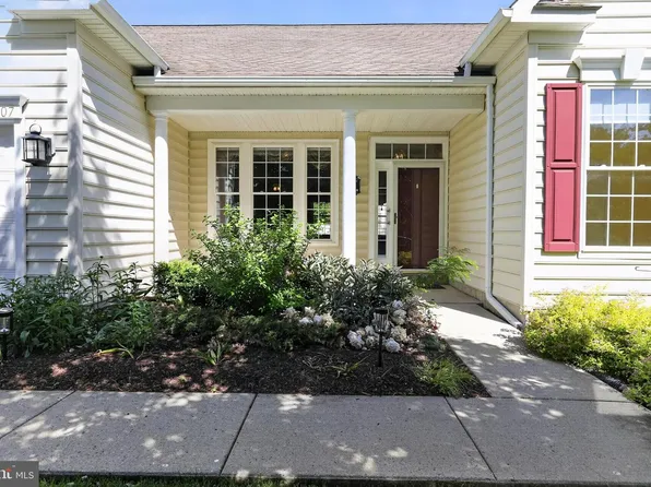 307 Sawgrass Ct, Honey Brook, PA 19344