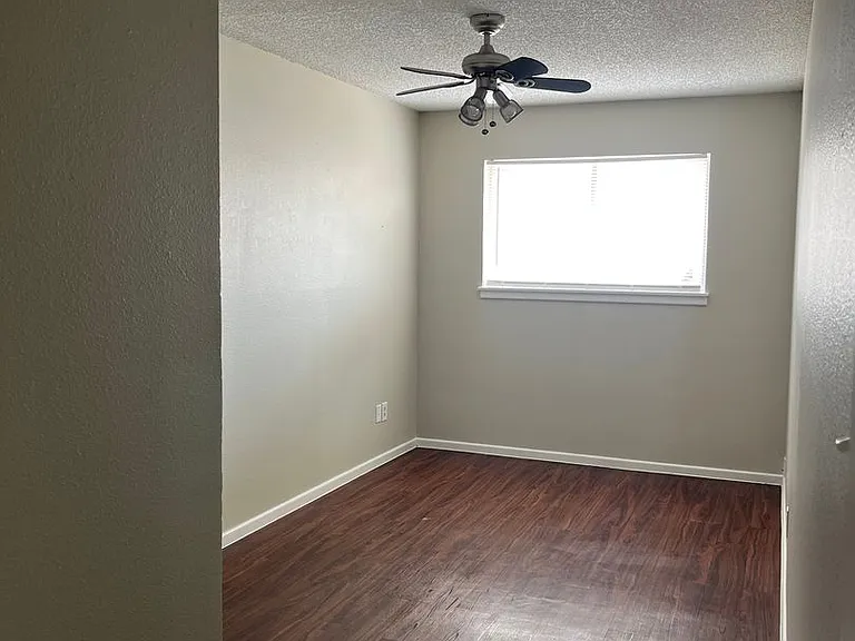 310 Castlewood Dr — Photo 6