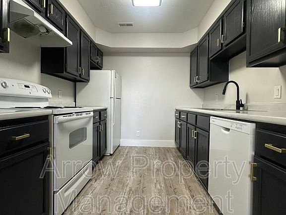2nd image of 535 W Saunders Ave #4