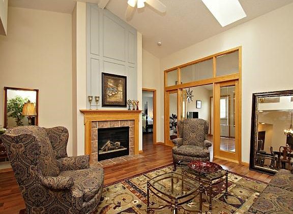 3rd image of 610 Lake View Dr