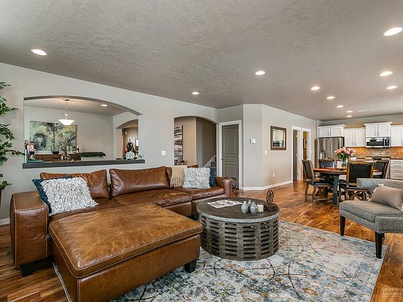 2nd image of 20658 SE Meadowsweet Dr
