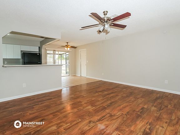 5th image of 325 NE Glentry Ave