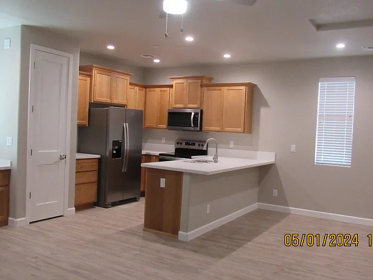 1045 Melrose Dr — Photo 4