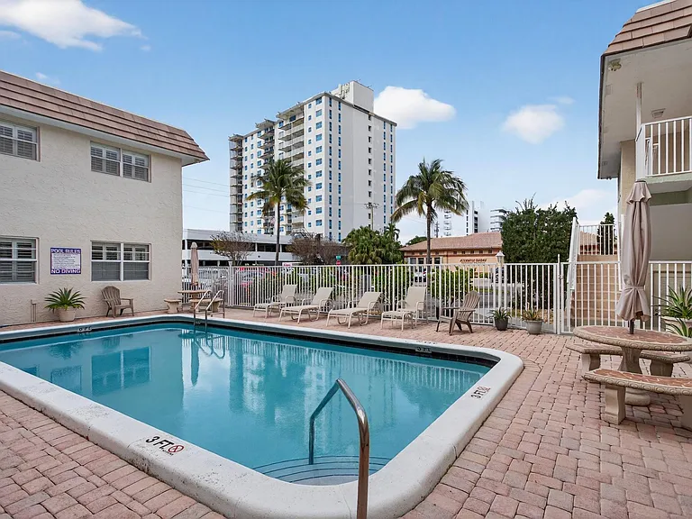 1450 N Riverside Dr #101 — Photo 24