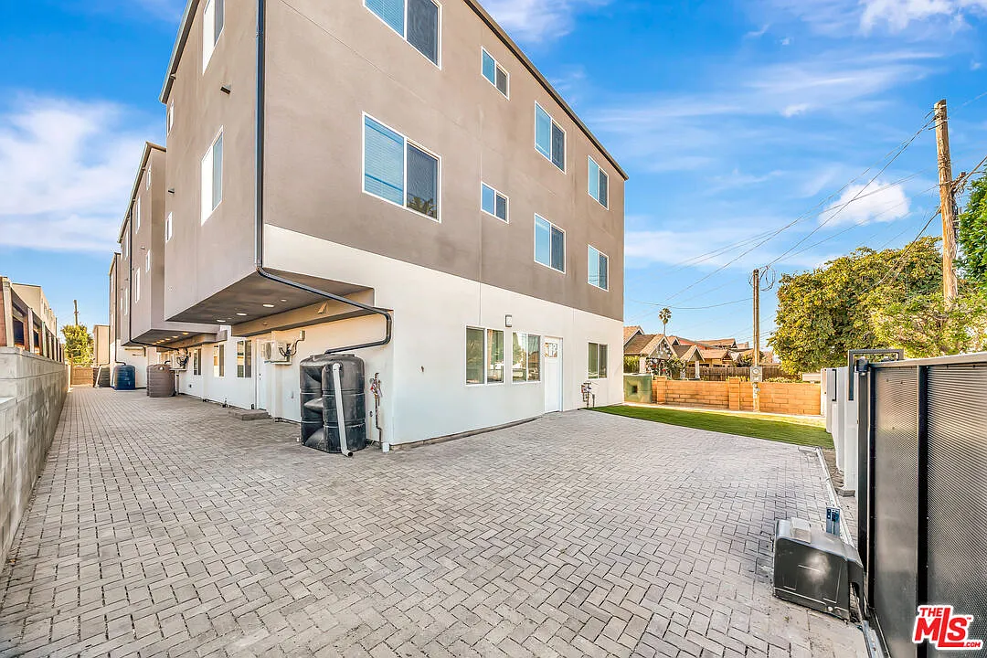 1 bed, 1.0 bath, 300 sqft, $900 — Photo 2