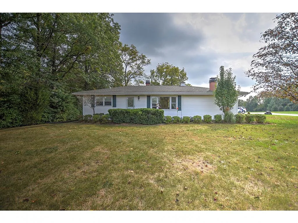 2104 S Taylorville Rd photo 1