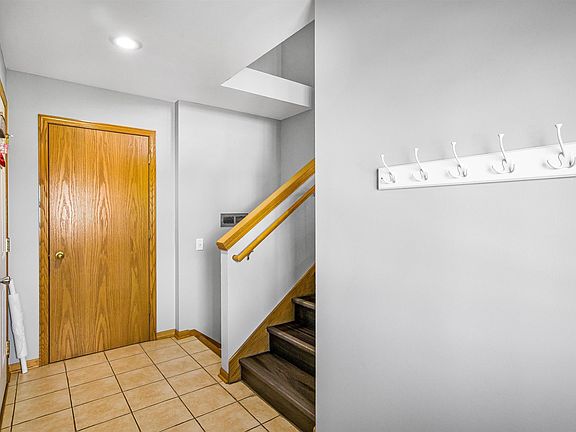 5th image of 104 Shawn Ave
