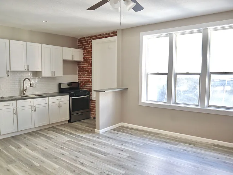 St. Charles Studio Apartments — Photo 3