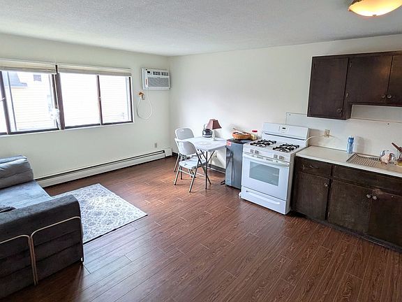 3rd image of 615 Ontario St SE APT 9