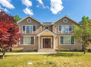 20 Vista Hill Rd, Great Neck, NY 11021