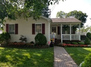 212 Berdie Ave, Holbrook, NY 11741