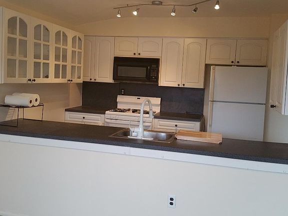 2nd image of 56 Oakville St #3