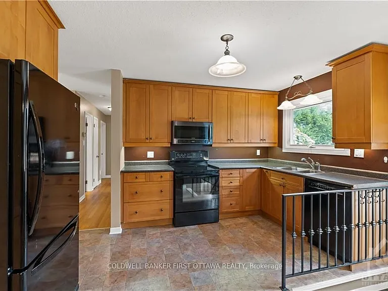 12 Oakwood Ave — Photo 7