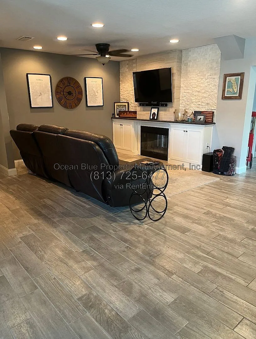 3 bed, 2.0 bath, 1810 sqft, $3,300 — Photo 3