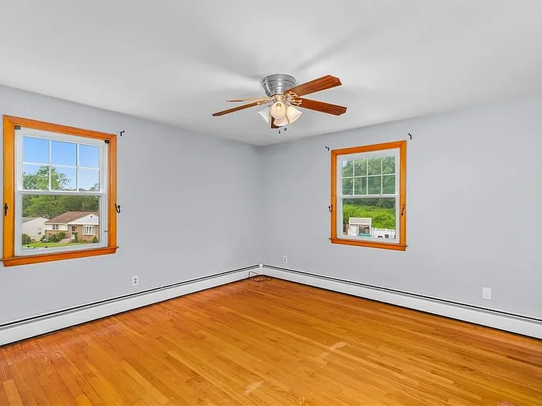 51 Ambrose St — Photo 37