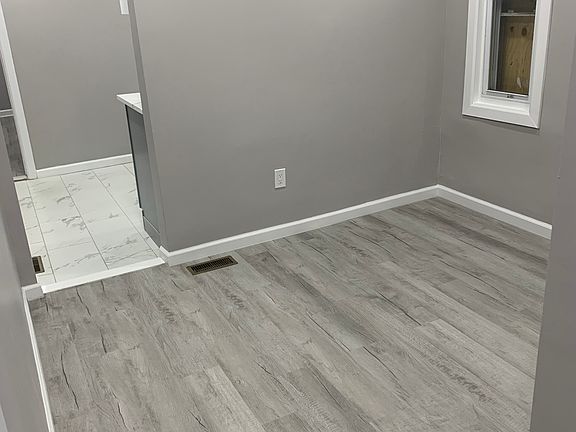 2nd image of 125-127 Redwood Ave #1