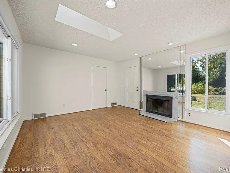 6550 Inkster Rd — Photo 15