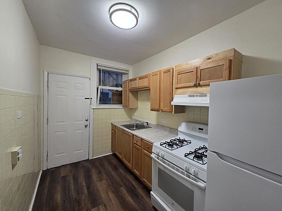 4th image of 6324 N Albany Ave #2