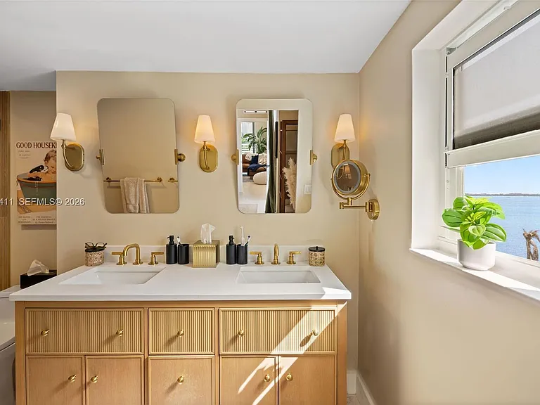 1402 Brickell Bay Dr #603 — Photo 4