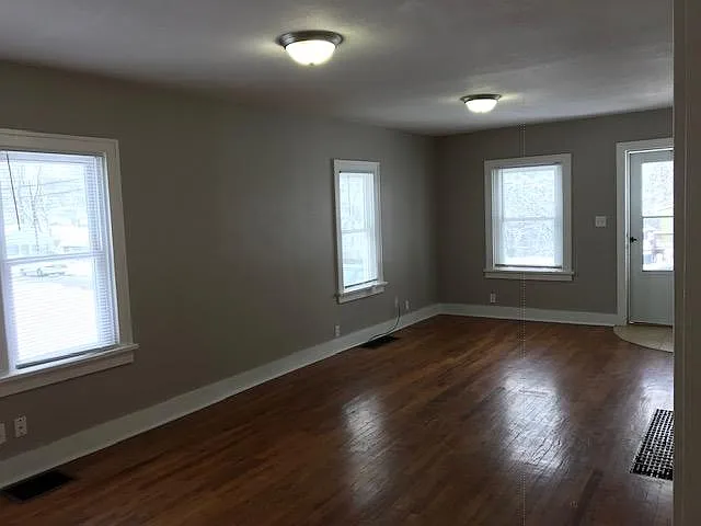 3933 Fisher St — Photo 2