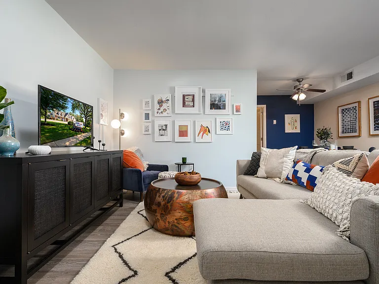 550 S Dupont Pkwy — Photo 15