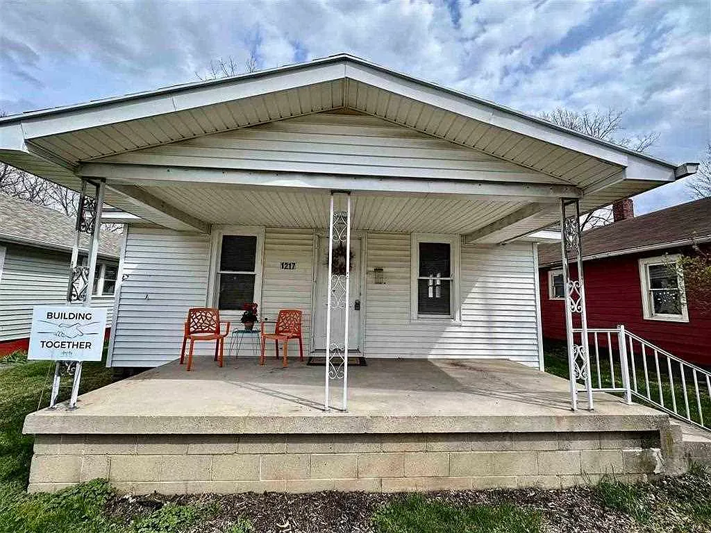 1217 Crosshall St photo 1
