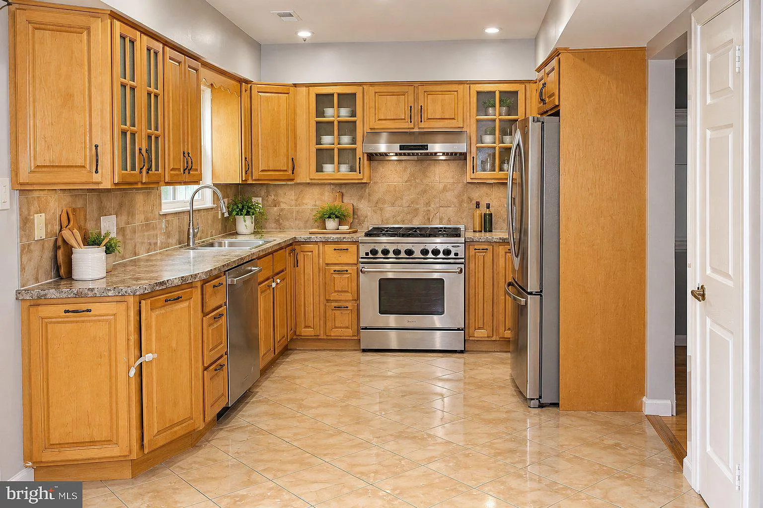 3 bed, 2.5 bath, 2206 sqft, $3,300 — Photo 4