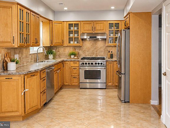 4th image of 4 Spruce Ct