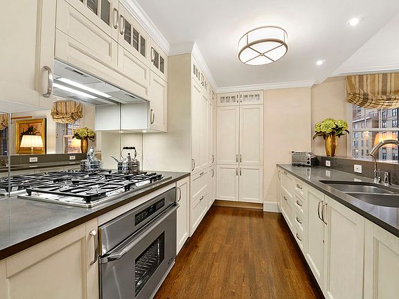 3rd image of 27 W 72nd St #1202