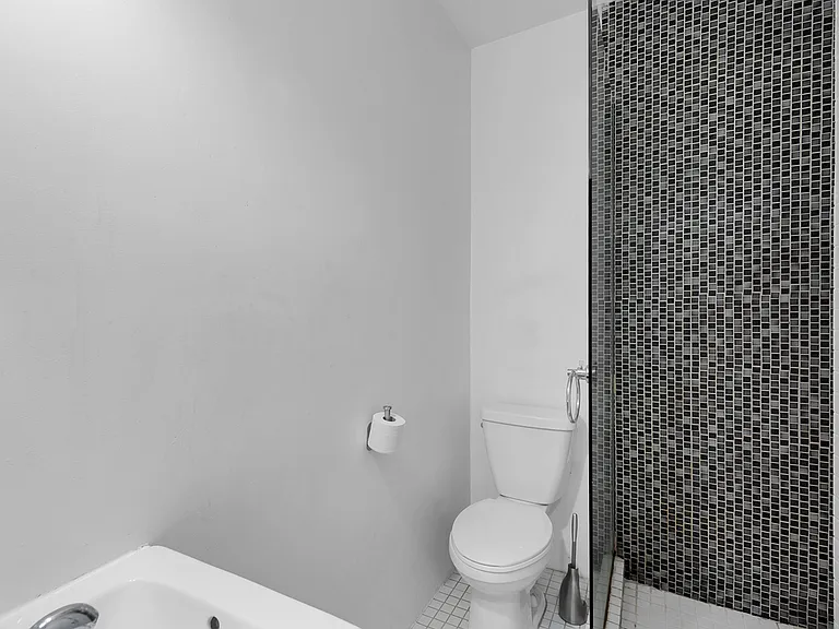 331 S 1st St #2L — Photo 8