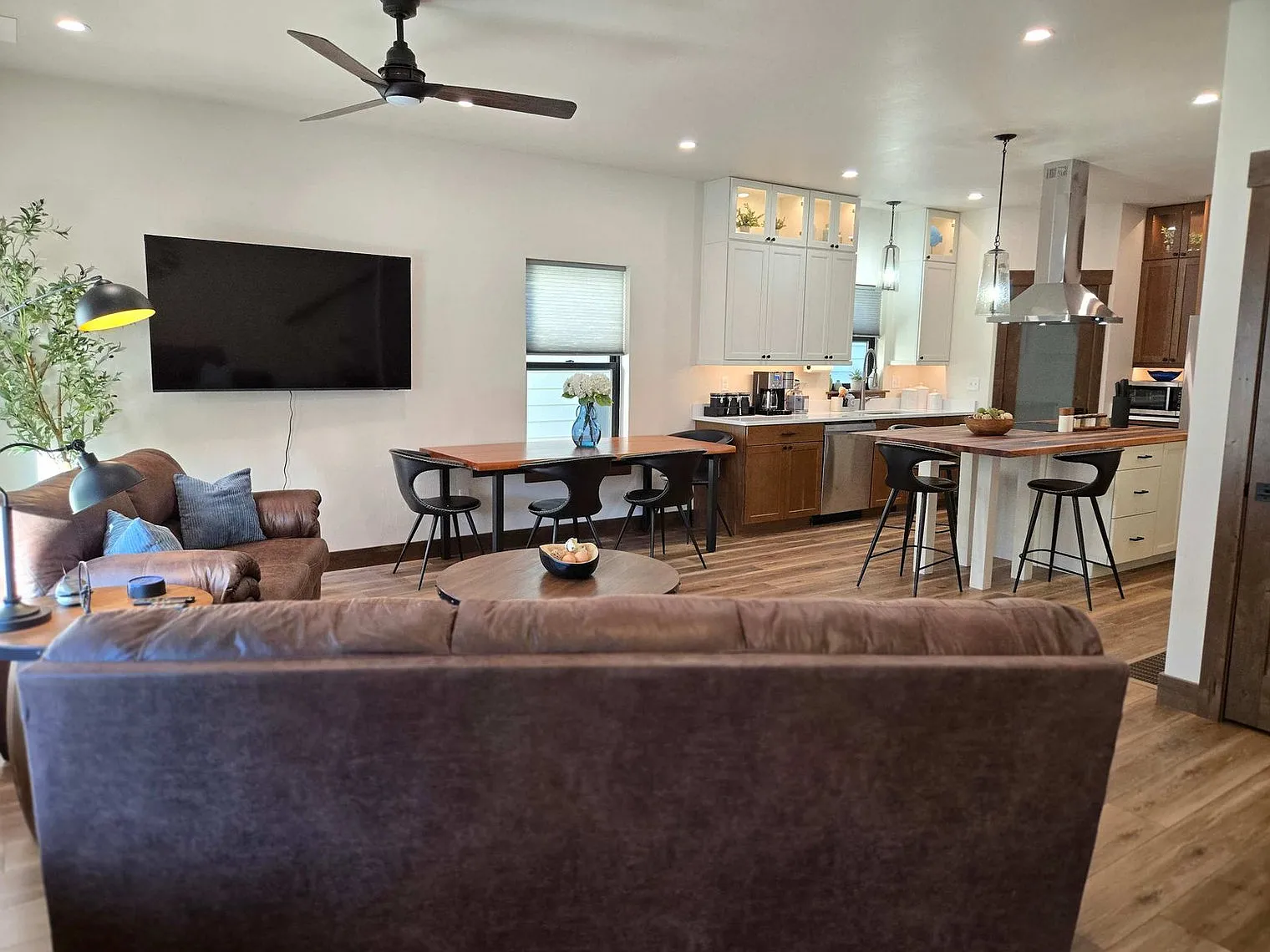 3 bed, 2.0 bath, 1689 sqft, $5,220 — Photo 3