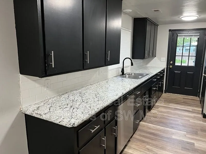 3 bed, 1.0 bath, 860 sqft, $1,025 — Photo 4