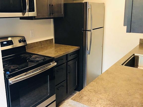3rd image of 1906 N Oakes St APT 21