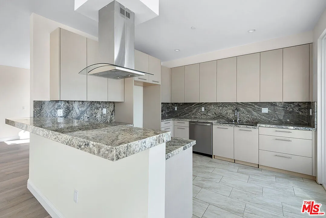 3 bed, 2.5 bath, 1118 sqft, $4,550 — Photo 3