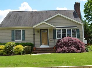 49 Park Lane Dr, Albertson, NY 11507