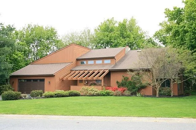 632 Laurel Ln photo 1
