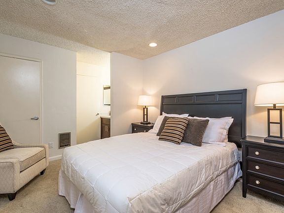 4th image of 920 N Kings Rd #118