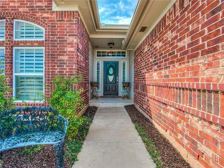 1304 Fairsted Ct — Photo 2