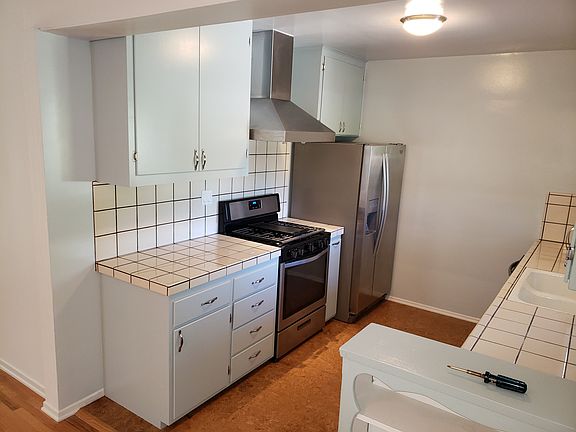 4th image of 5059 Serrania Ave
