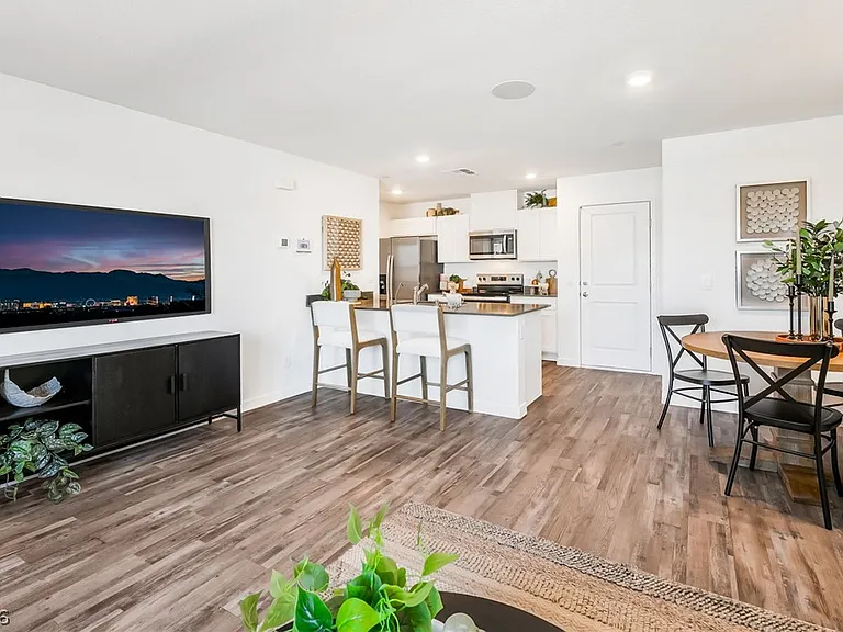 903 Rosy Starling St — Photo 10