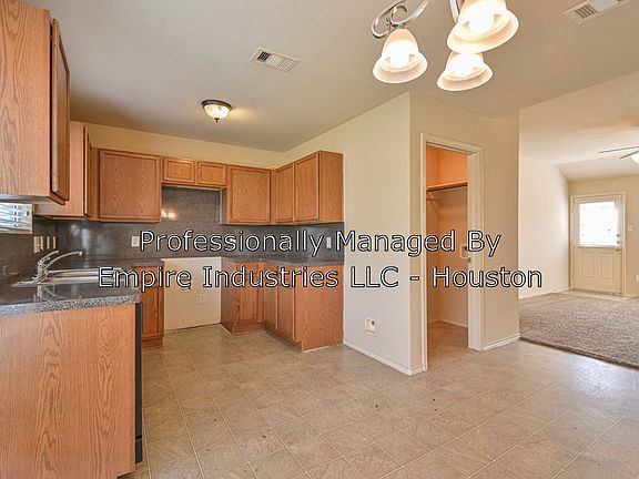 4th image of 5714 Park Village Dr