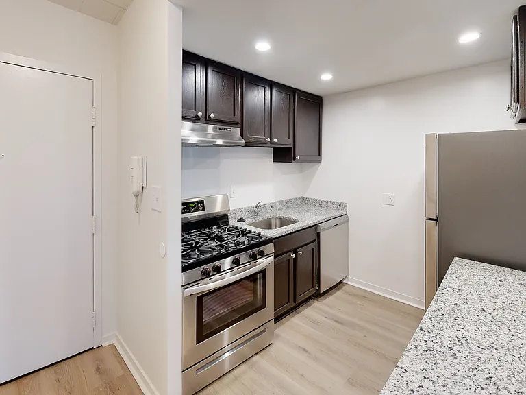 Claybourne Apartments — Photo 9